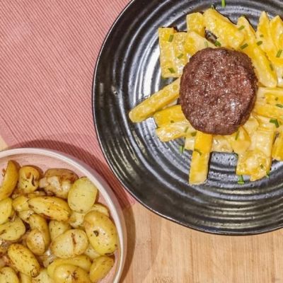Koolraap in roomsaus met een hamburger en krieltjes