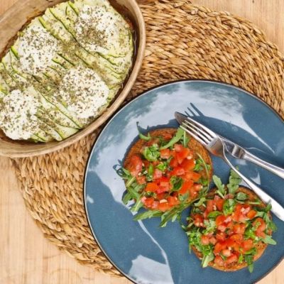 Courgette-gehaktschotel met bruschetta’s